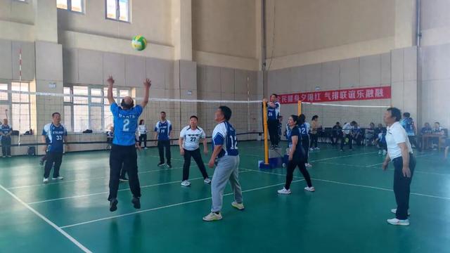 鄂托克旗老年人气排球比赛开打，银发选手场上身手不输年轻人