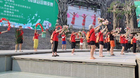 两千人齐聚景洪，气排球超级精英赛把开幕式搬进了实景剧场